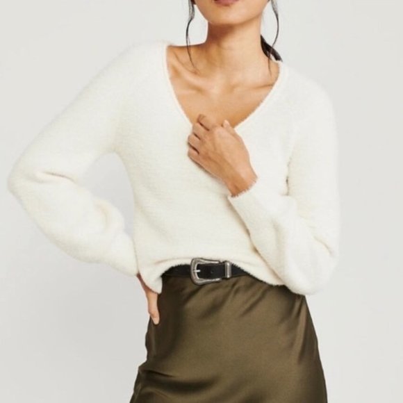 Abercrombie Eyelash Soft  Cozy V-Neck Slouchy Sweater White Sz Medium - Picture 5 of 11